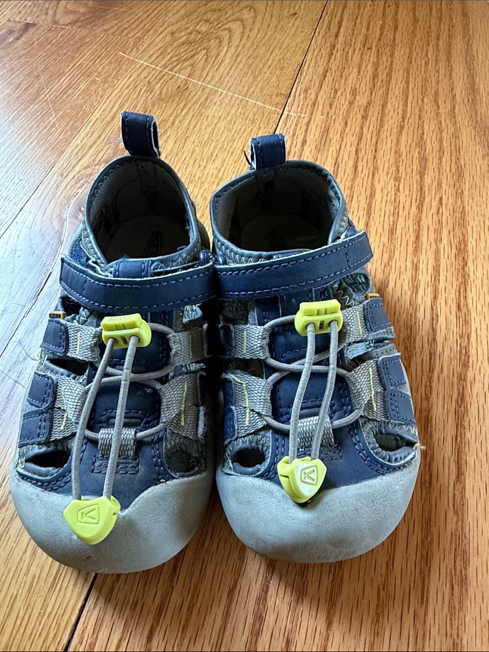 Keen 10T Kids Blue Sandals with Lime Accents - almost no tread wear!  💙